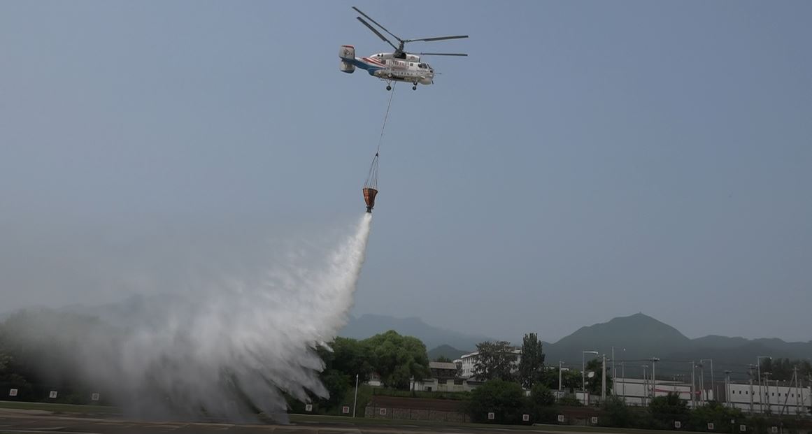 北京市航空应急救援队开展直升机吊桶灭火精准洒水飞行测试实验